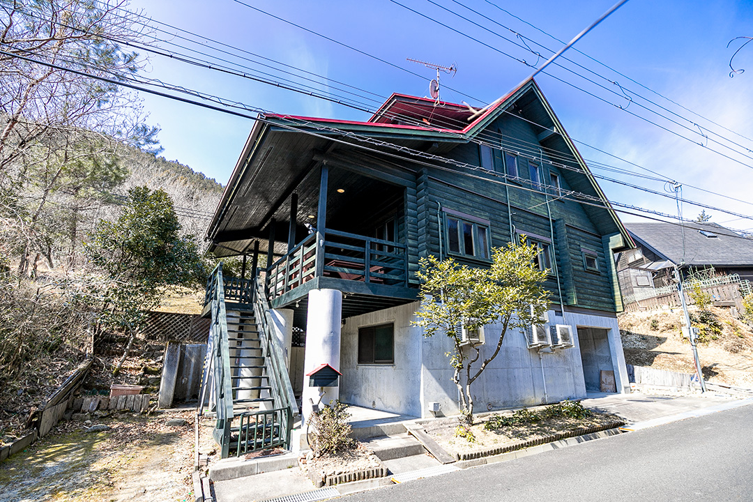 「兵庫県神崎郡市川町奥　レッド＆グリーンの配色がキレイな3階建て中古ログハウス」のメイン画像